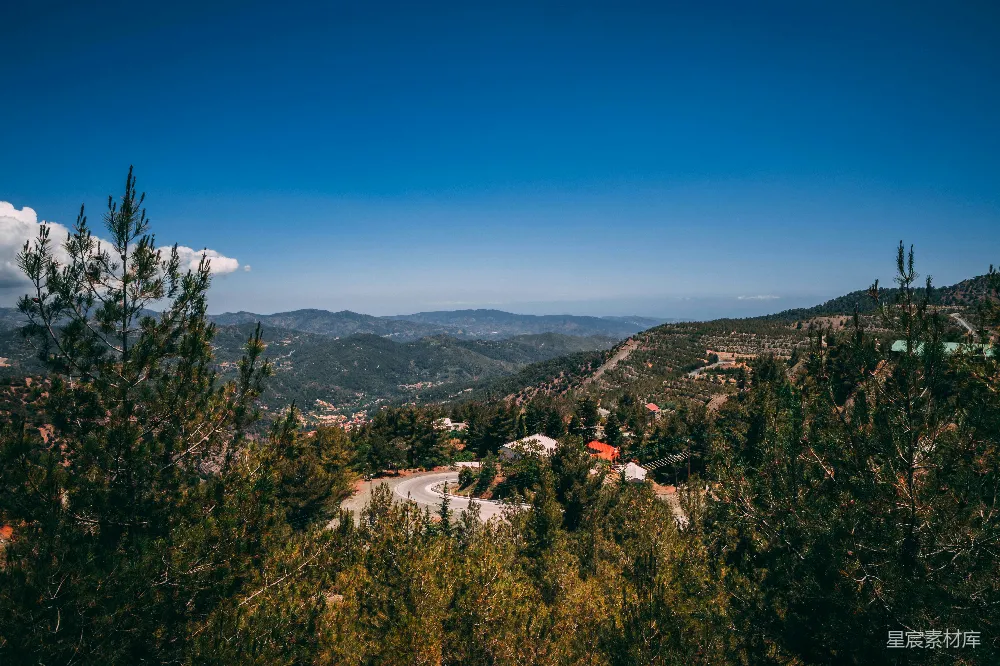 高清摄影 自然 蓝天下的绿树和青山