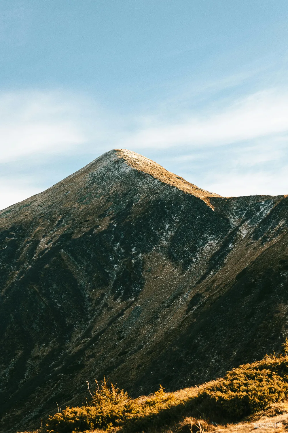 高清摄影  远处有一座山，山顶非常高。