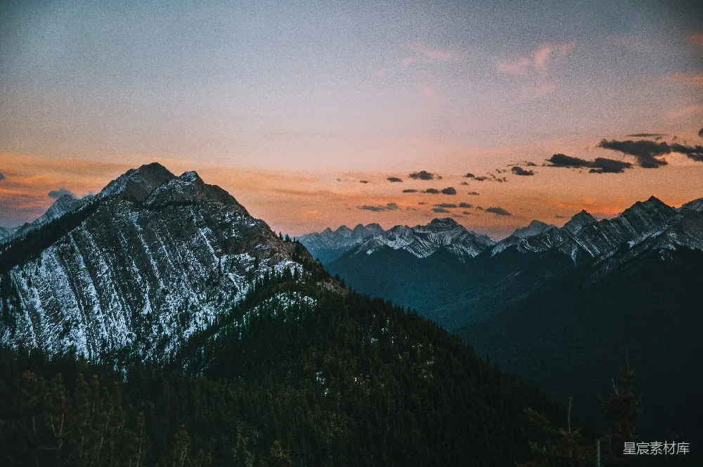 高清摄影  夕阳下的山脉景观