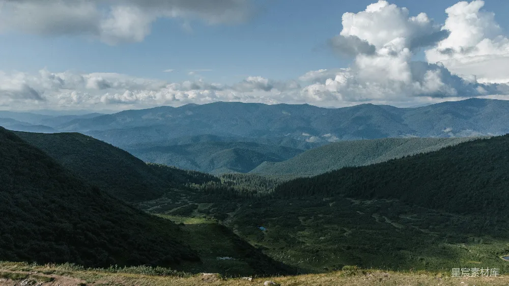 高清摄影  一片带有山丘和云朵的风景