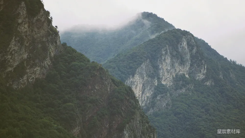 高清摄影  一只船停在山前的水面上。