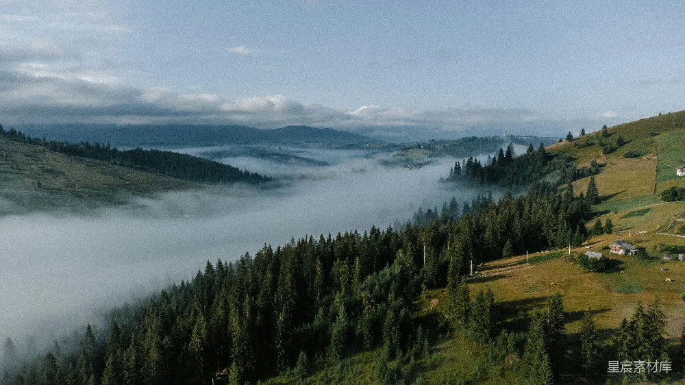高清摄影  一片风景如画的景色，树木和小山丘错落有致。