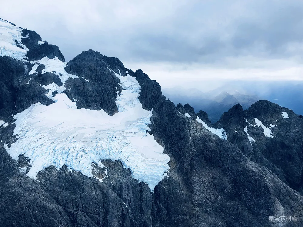 高清摄影  白天被雪覆盖的山峰