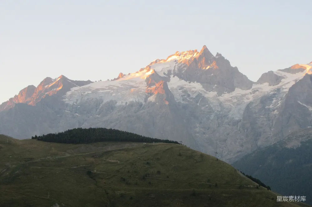 高清摄影  雪山沐浴在金色阳光中。