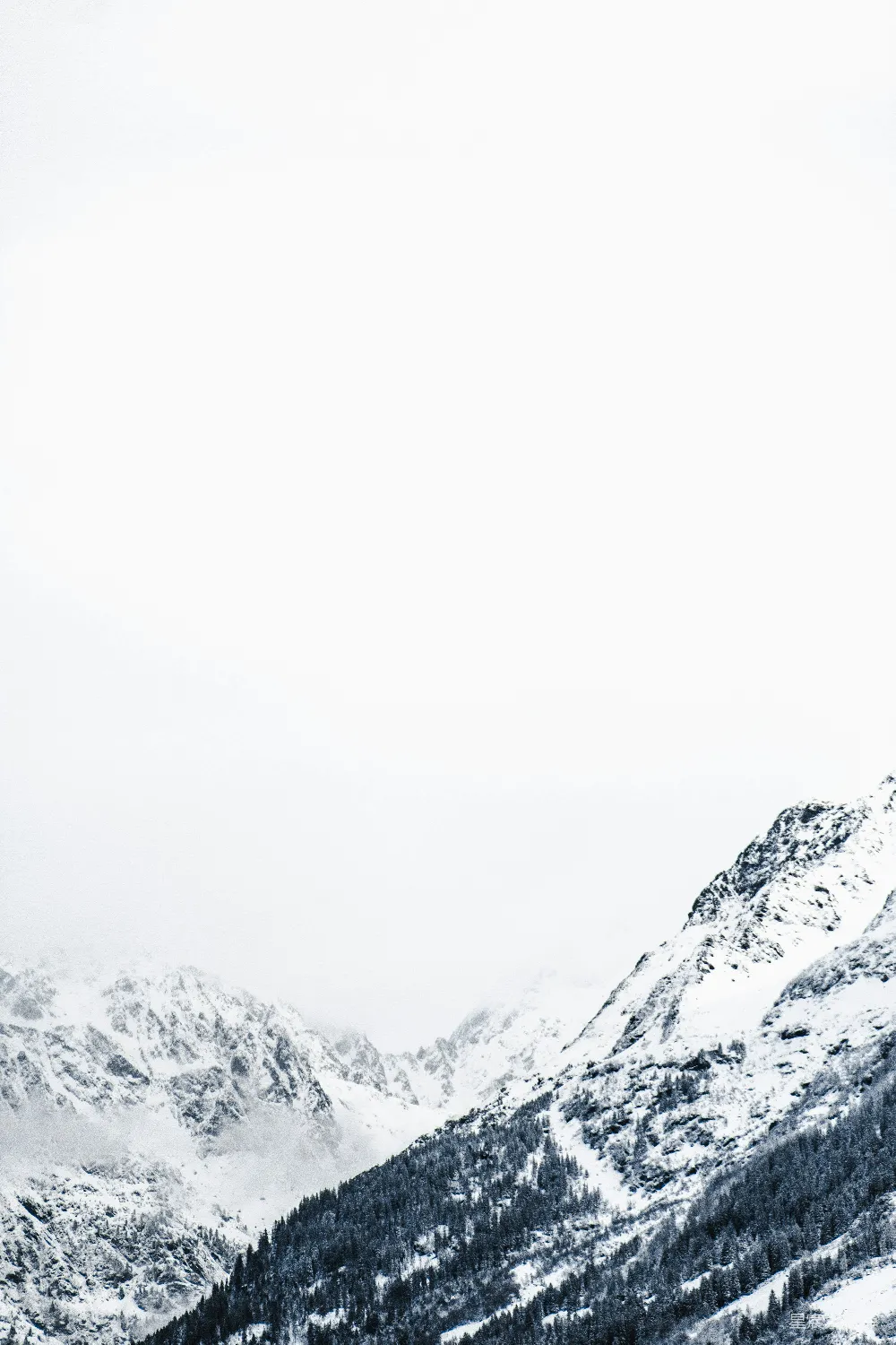 高清摄影  一个滑雪板上的人在雪山上