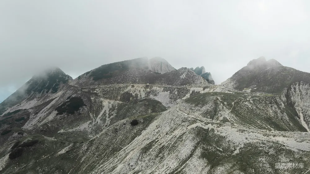 高清摄影 自然 壁纸 一座非常高大的山，山中有一条路穿过。