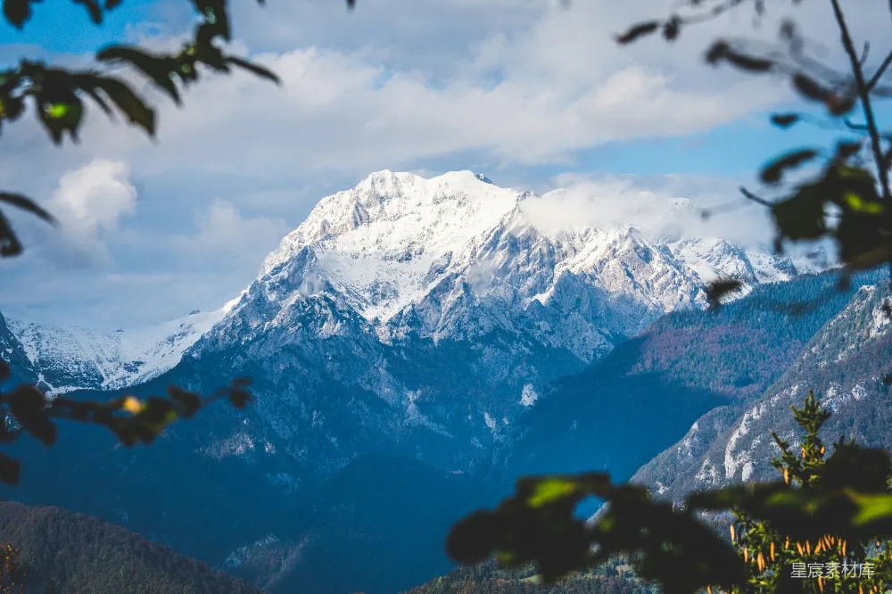 高清摄影 自然 白天多云的天空下覆盖着积雪的山
