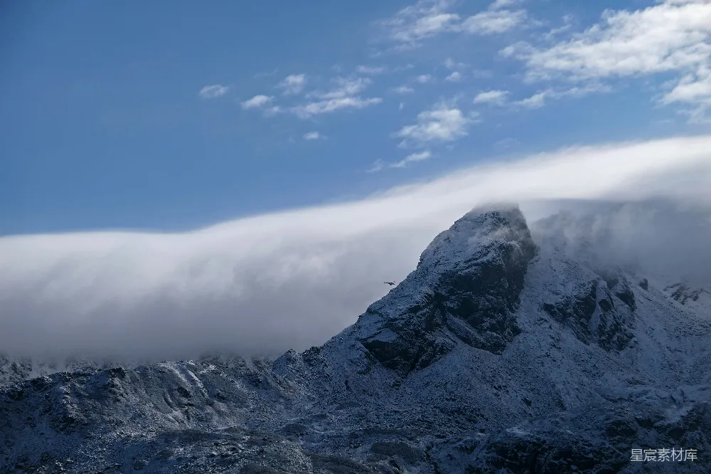 高清摄影 自然 覆盖着积雪的山峰在云层密布的天空下