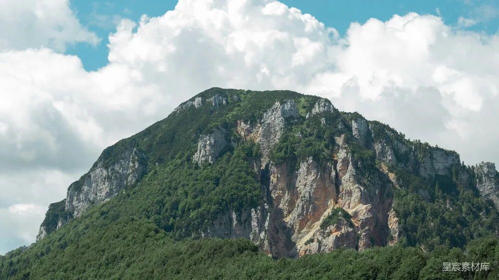 高清摄影 自然 壁纸 一座大山，山下有一片森林。
