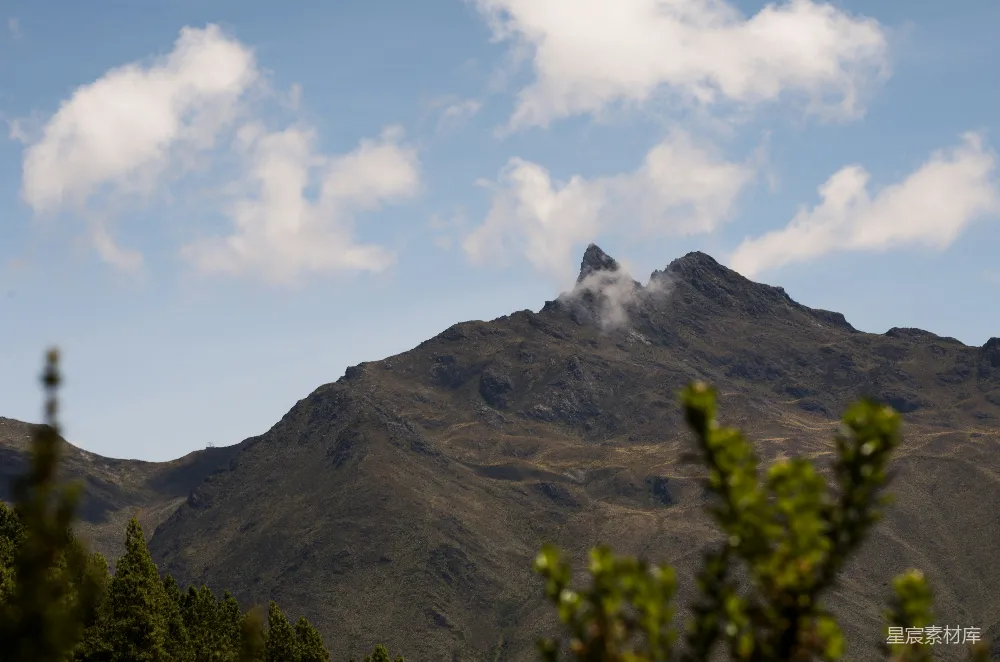 高清摄影  一座很高的山，山巅有云。