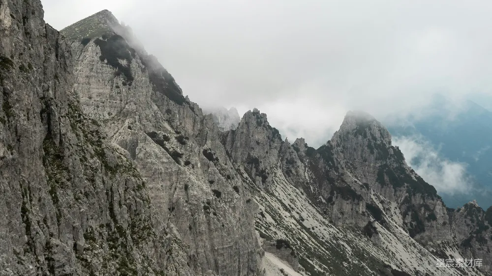 高清摄影 自然 壁纸 一座很高的山，天空中有些云。