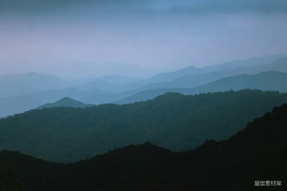 高清摄影  黄昏时分的山脉景色