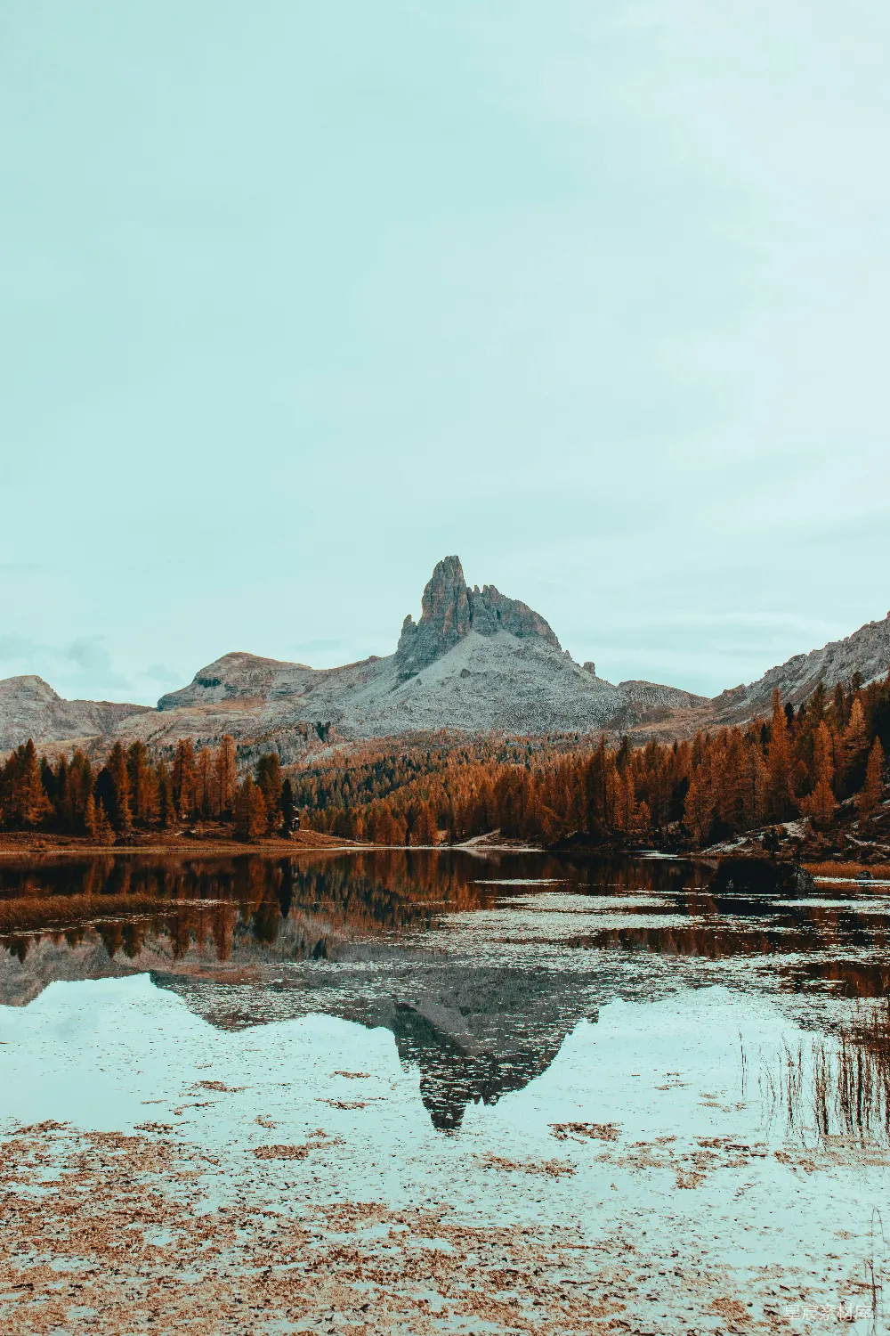 高清摄影  一个被山和树木环绕的湖泊