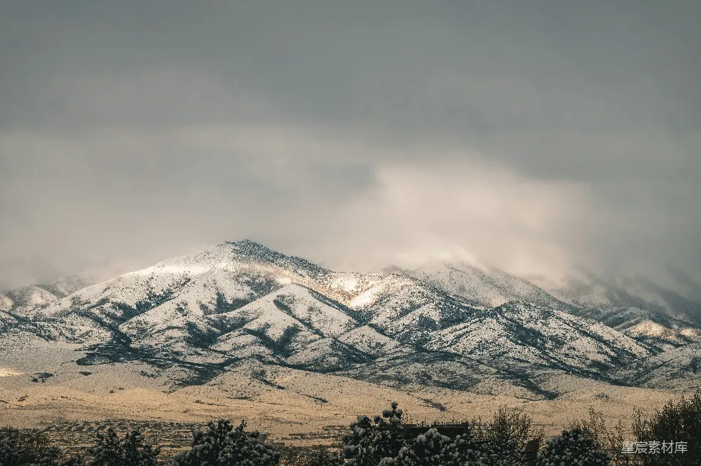 高清摄影 自然 壁纸 被雪覆盖的山脉在多云的天空下