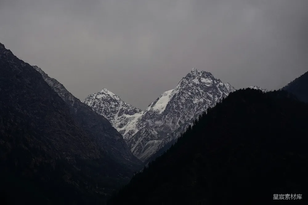高清摄影  一座山脉，远处覆盖着积雪的山峰。