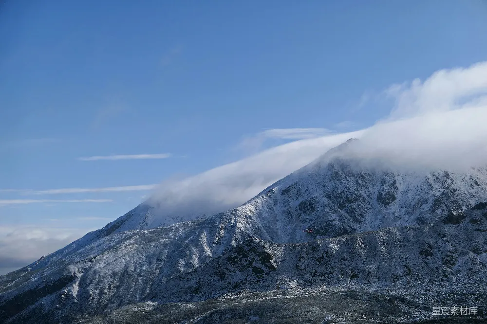 高清摄影 自然 一座覆盖着积雪的山在蓝天之下