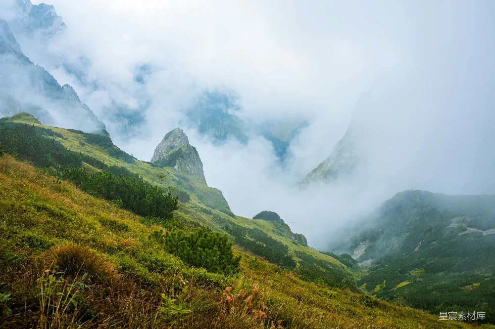 高清摄影  一个山谷中有雾和山脉