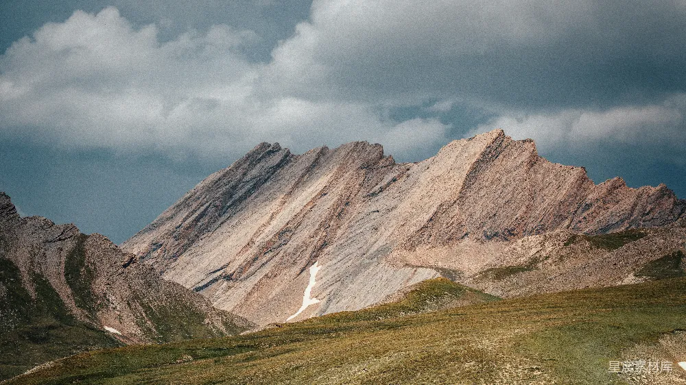 高清摄影 壁纸 自然 旅行 一座山峦上空有几朵云。