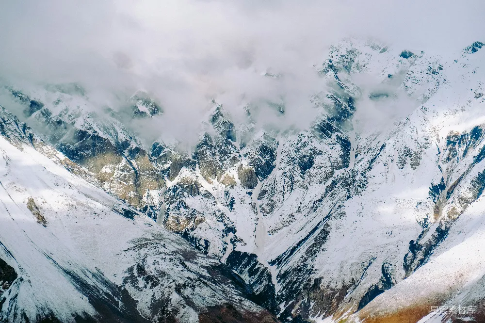 高清摄影  覆盖着雪的山脉的风景照