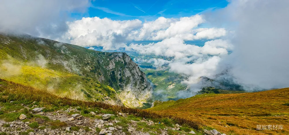 高清摄影  山坡上的岩石