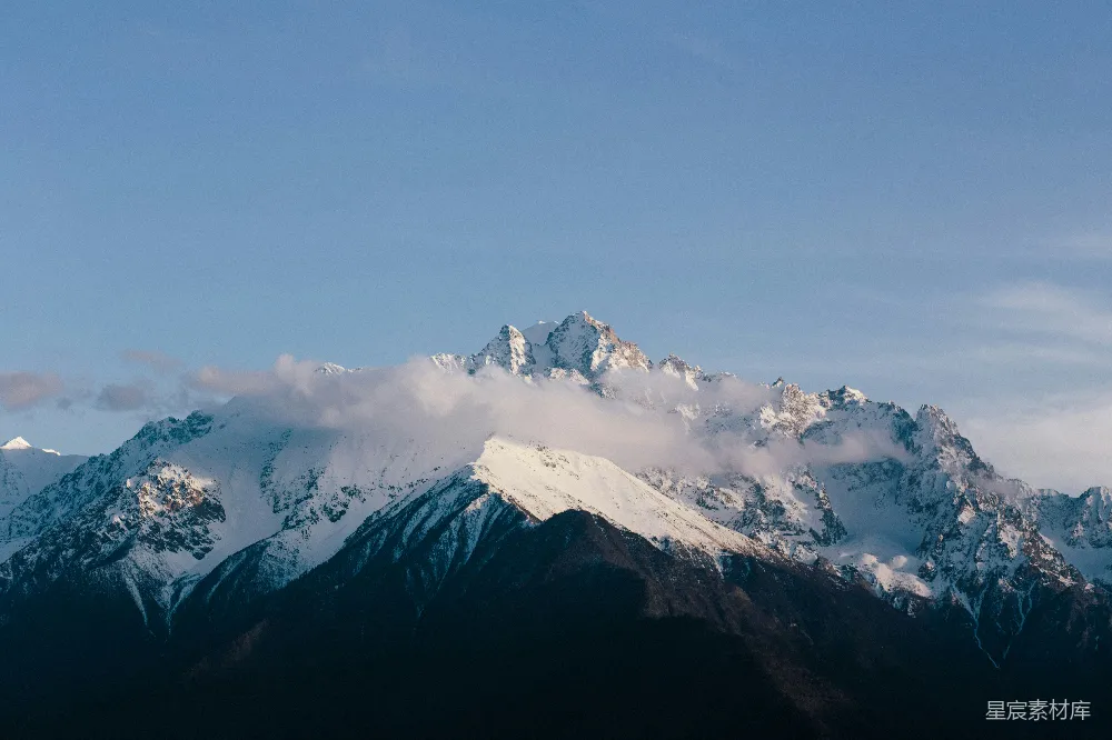 高清摄影 壁纸 一座被白雪覆盖的大山，在蓝色的天空下。