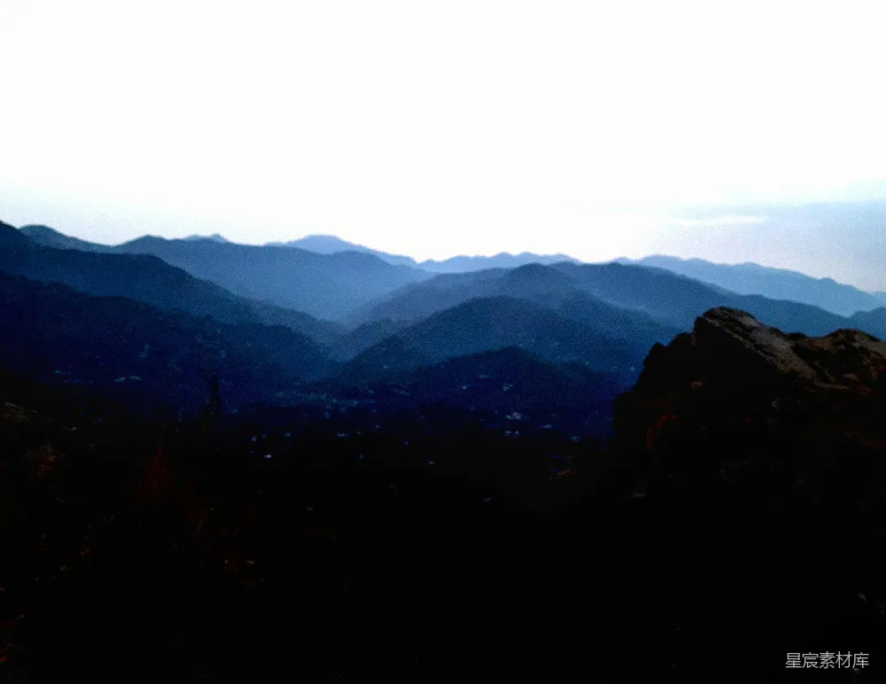 高清摄影 自然 壁纸 一幅山谷景色，背景是山脉。