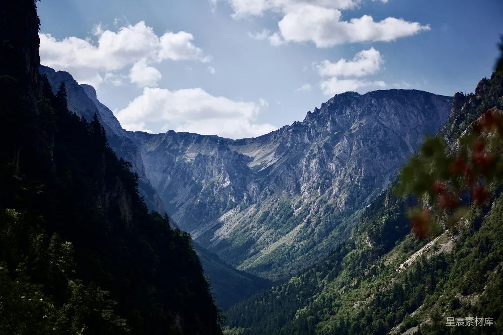 高清摄影  一座山谷的景色，背景是山脉。