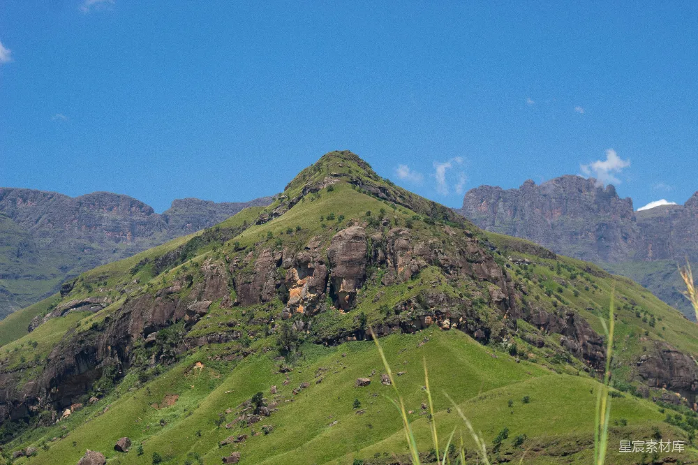 高清摄影  一座背景为蓝天的绿色大山