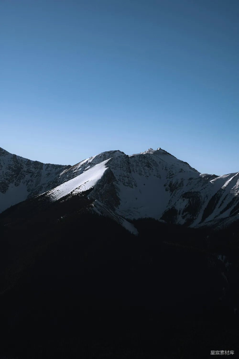 高清摄影  白天的蓝天下的积雪覆盖的山