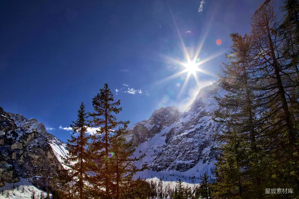 高清摄影 旅行 自然 壁纸 阳光灿烂地照耀着雪峰。