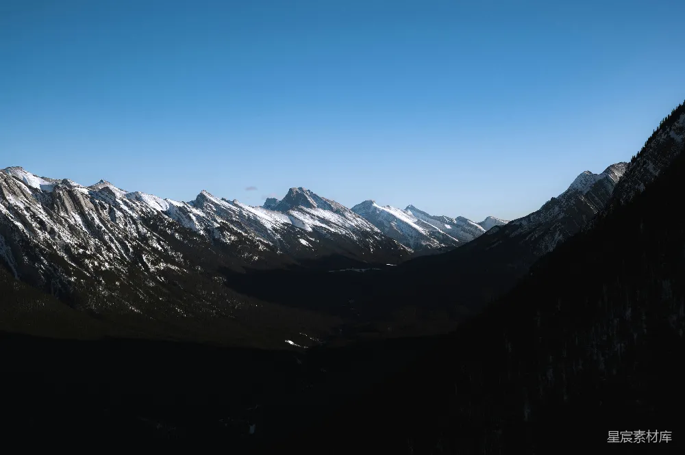 高清摄影  白天蓝天下白雪覆盖的山