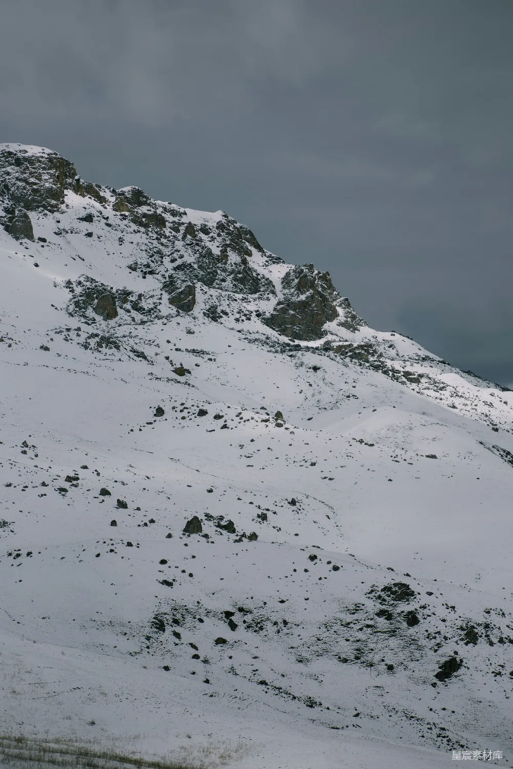高清摄影  一座被雪覆盖的山和多云的天空