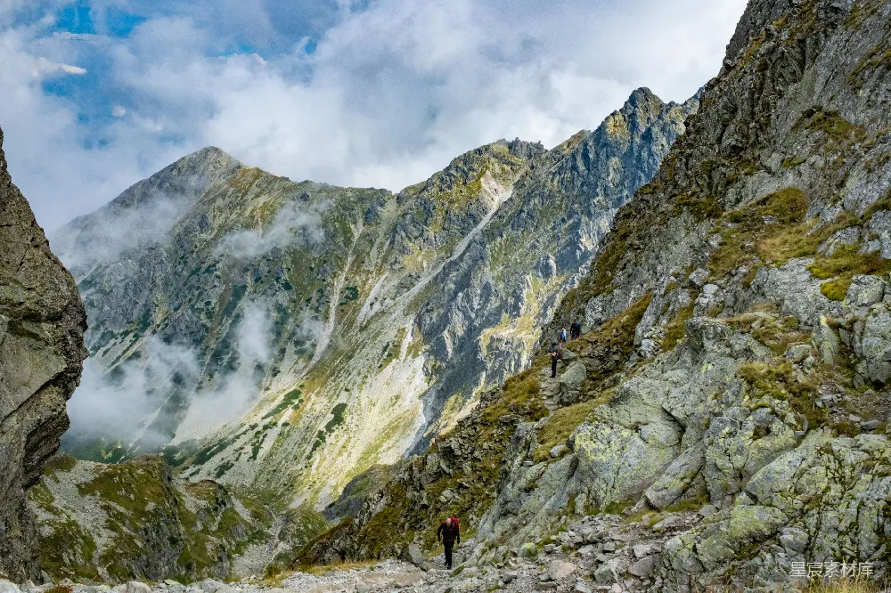 高清摄影  一群人正在爬山