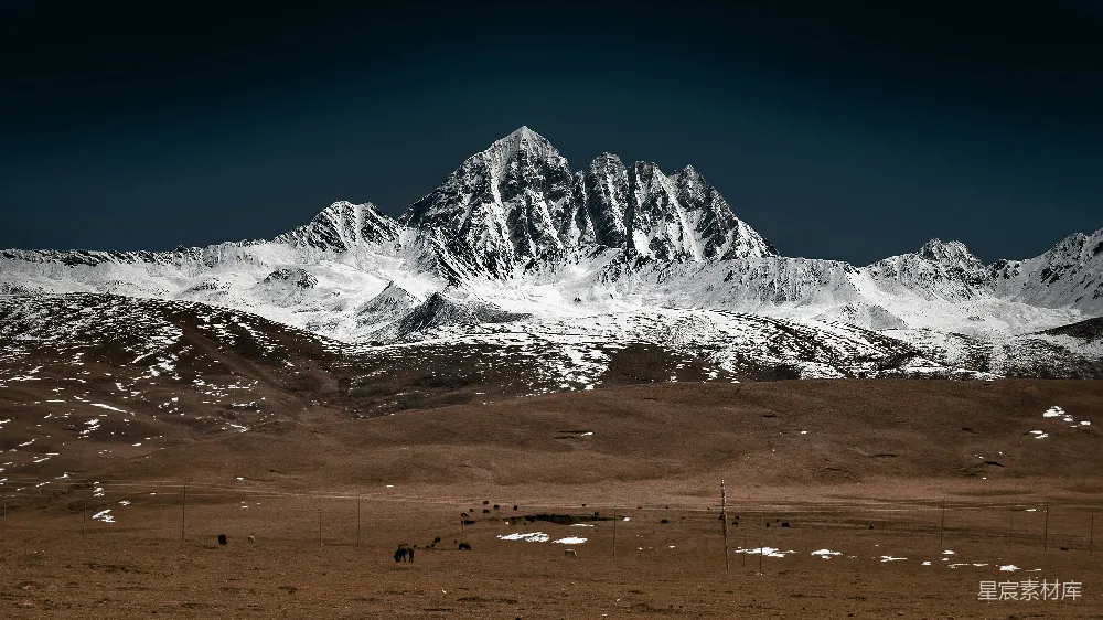 高清摄影  白雪覆盖的山峰在白天
