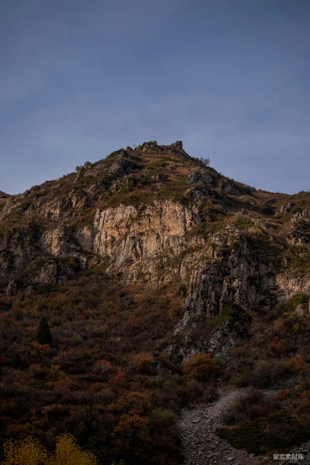 高清摄影  崎岖的山峰，山脚下是秋色。