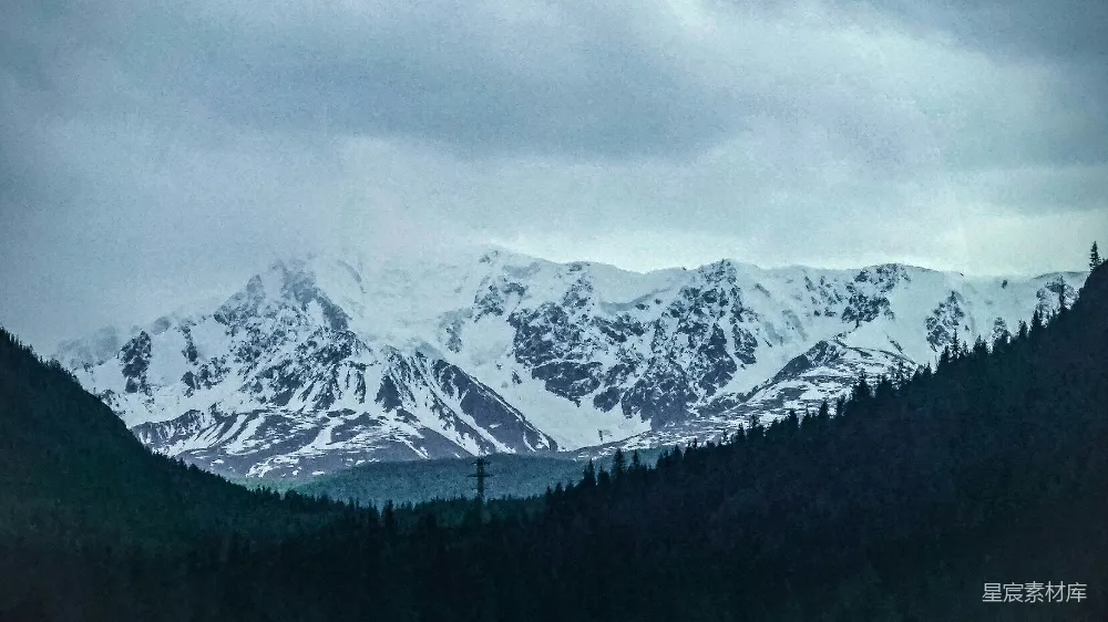 高清摄影 电影 旅行 自然 壁纸 连绵的雪山覆盖着皑皑白雪，在阴云密布的天空下显得格外壮丽。