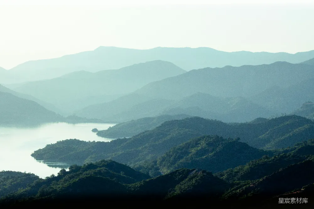 高清摄影  宁静的山景，蜿蜒的湖泊。