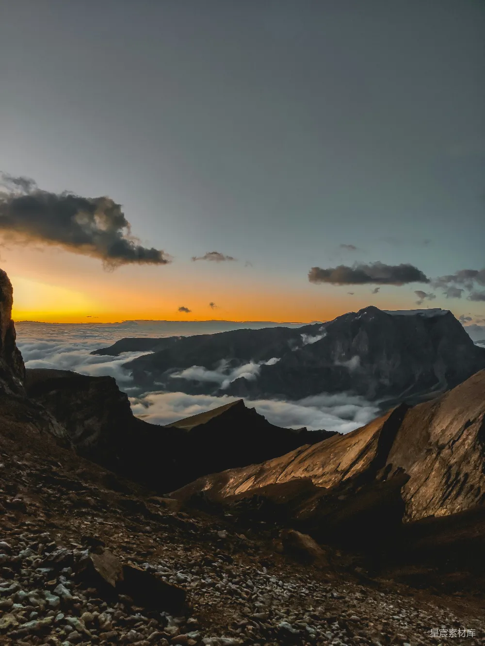 高清摄影  一个人站在山顶上，夕阳西下。