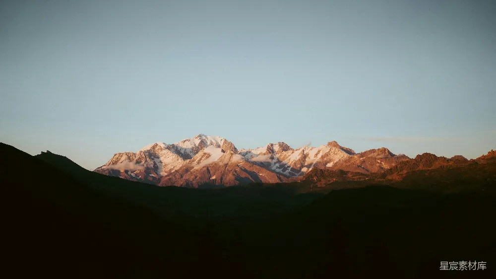 高清摄影 壁纸 自然 旅行 夕阳下的雪山被金色阳光照亮。