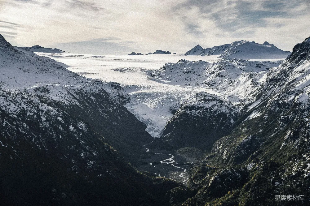 高清摄影 自然 一条河流穿过的雪山山脉