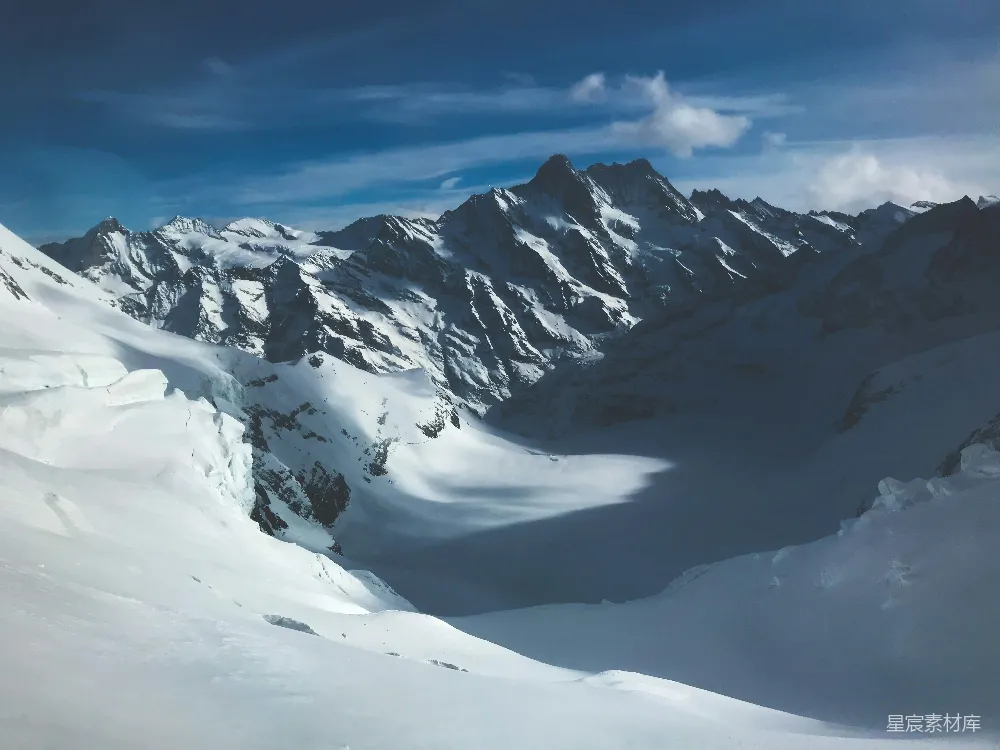 高清摄影  白天蓝天下的积雪覆盖的山峰