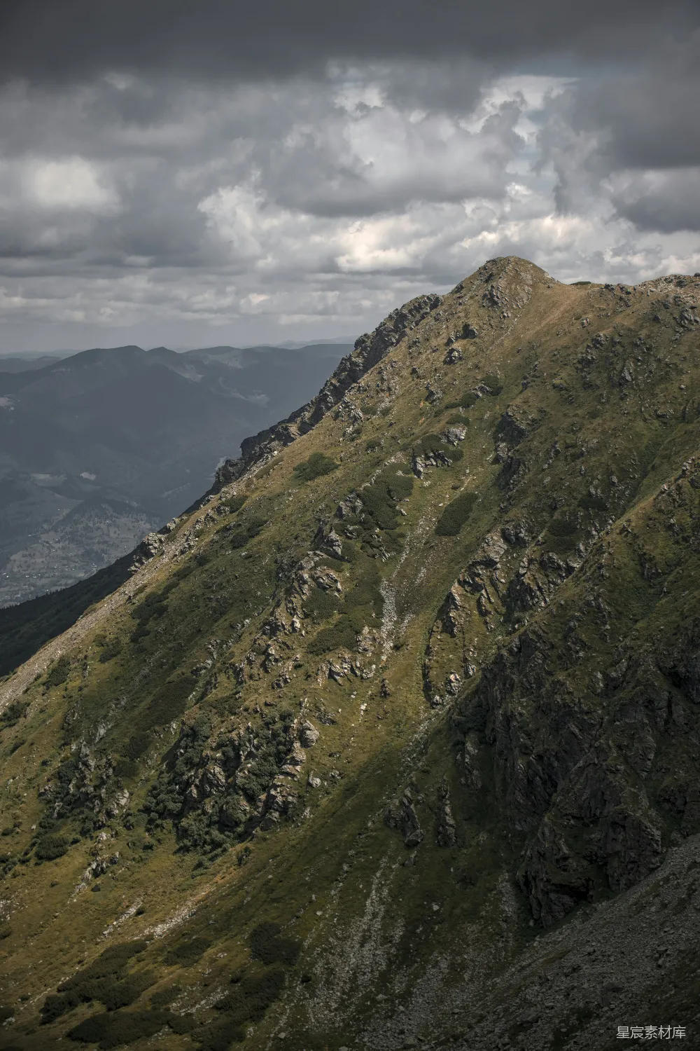 高清摄影  一座山下有山谷的山