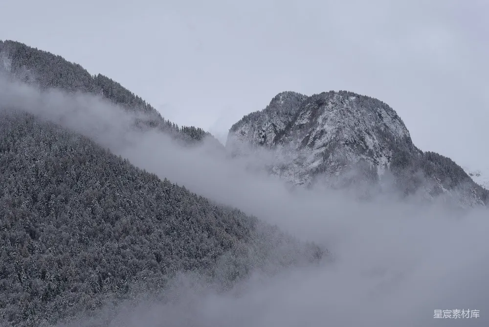 高清摄影  一座笼罩在薄雾和低云中的山