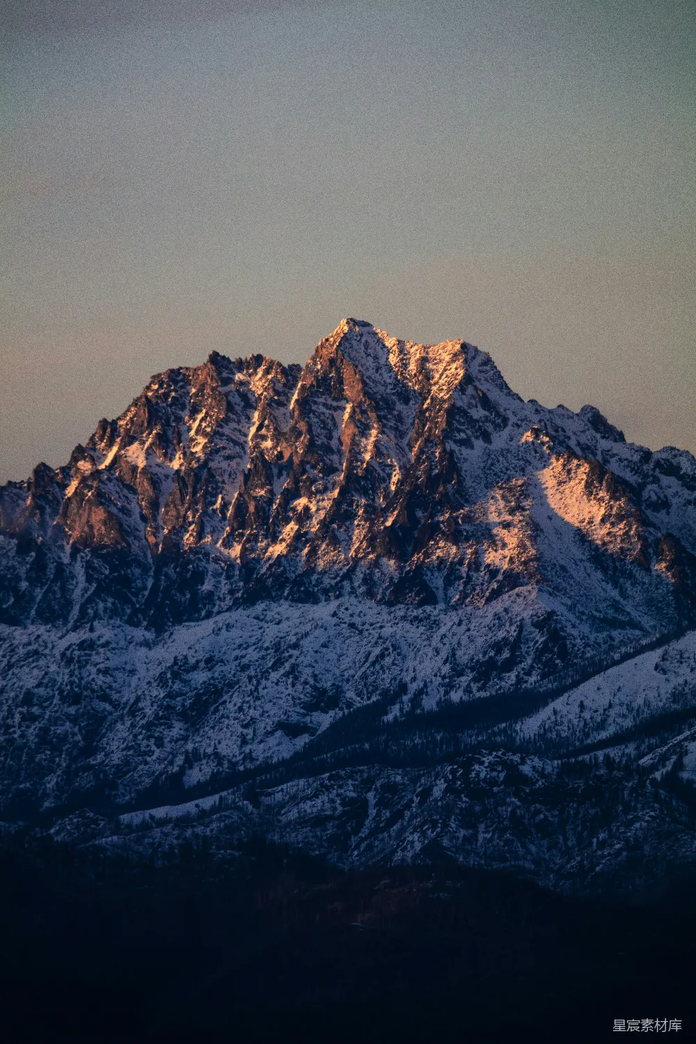 高清摄影 壁纸 自然 夕阳照耀下被积雪覆盖的山峰