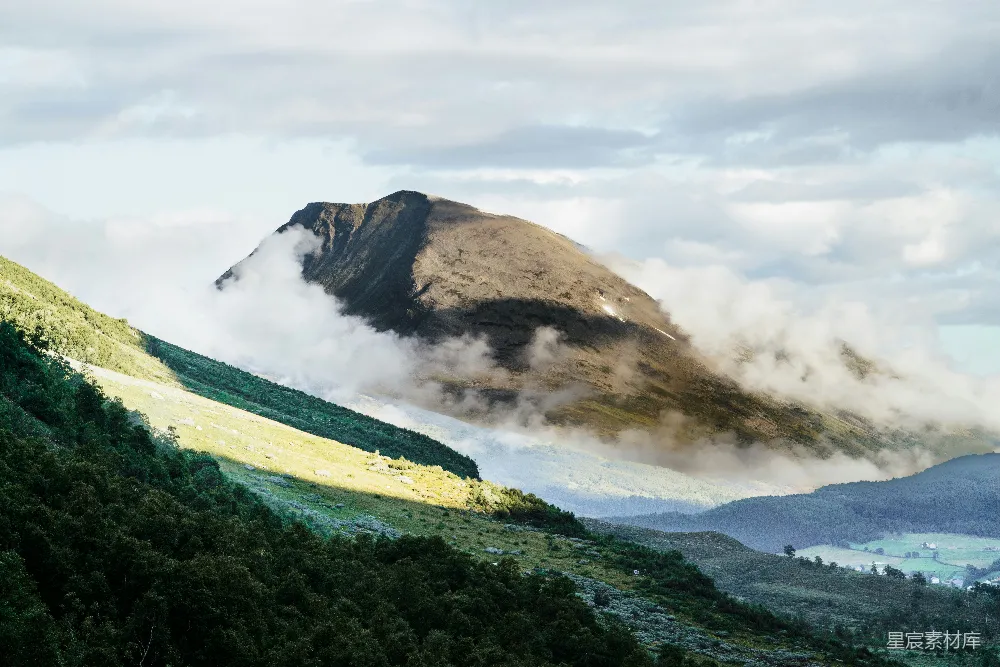 高清摄影 自然 一座山峰下有一条山谷。