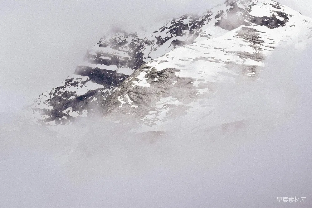 高清摄影 旅行 一座被雪和云雾覆盖的非常高的山