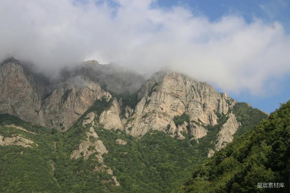 高清摄影  崎岖的山峰笼罩在雾中