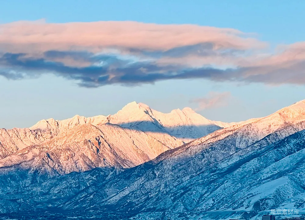 高清摄影  在蓝天下的积雪山峦