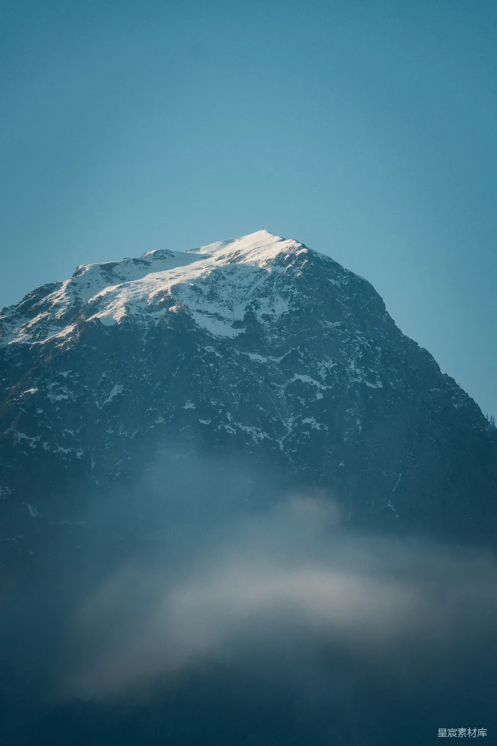 高清摄影  被雾气笼罩的雪山峰顶。