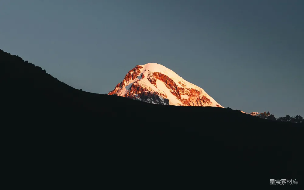 高清摄影 旅行 壁纸 自然 金光照射下的白雪覆盖的山峰。
